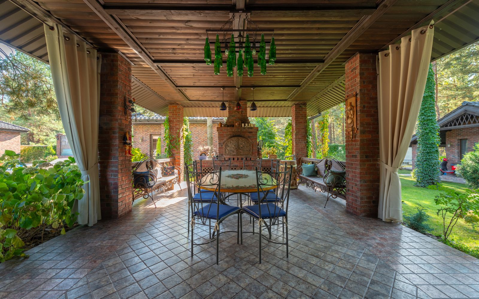 Lanai screen enclosure